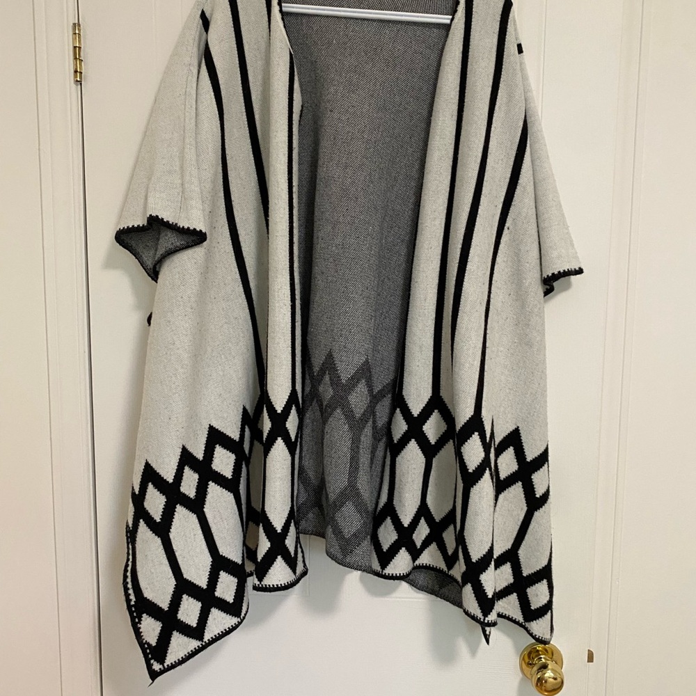 Vero Moda Gray and Black Geometric Cape
